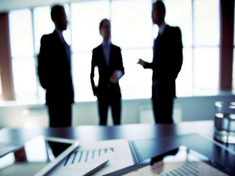 Consultor fiscal analisando documentos tributários e planilhas de impostos